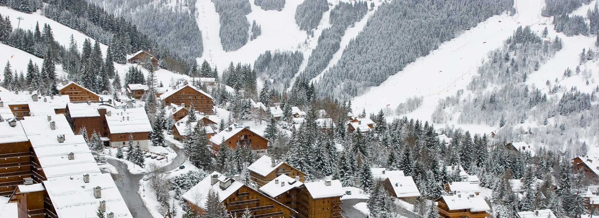 Panorama de Méribel, chalets et route d'acces